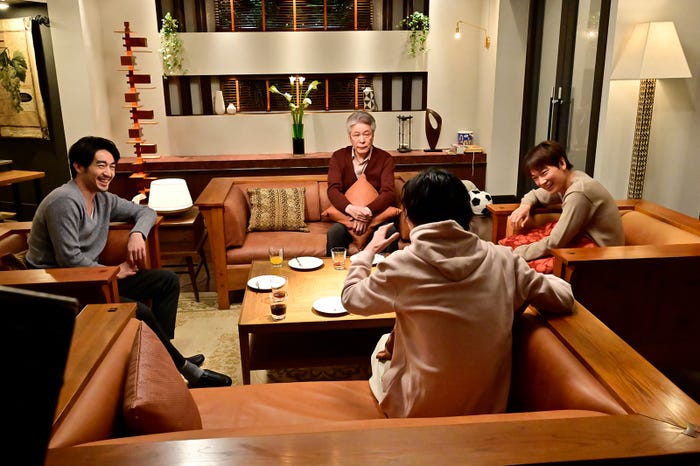 大谷亮平、鹿賀丈史、渡邊圭祐、綾野剛 「恋はDeepに」最終話より(C)日本テレビ