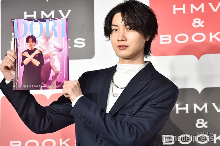 ミュウツーと撮影したお気に入りカットを見せる桜田通(C)モデルプレス