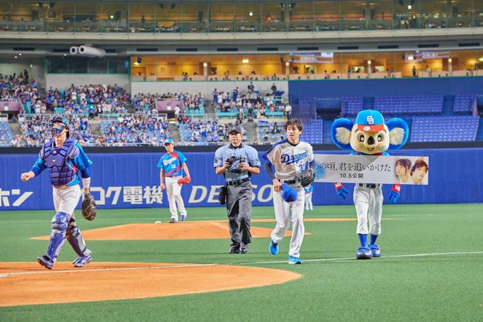 始球式の様子 (写真提供:所属事務所)