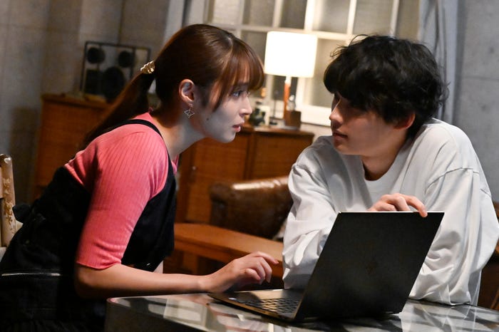 広瀬アリス、松村北斗「恋なんて、本気でやってどうするの?」第7話より(C)カンテレ