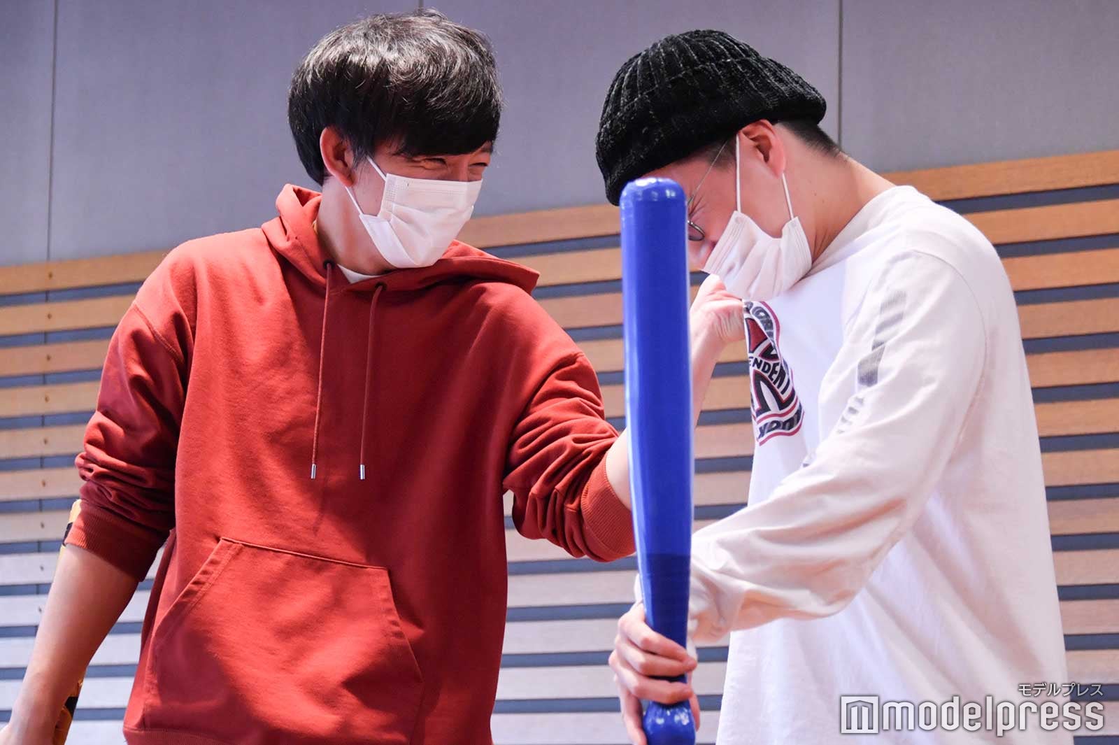 動きを合わせる向井慧、大津広次／「KOUGU維新」ミュージカル稽古密着の様子（C）モデルプレス