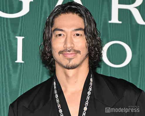 EXILE AKIRA、鍛え抜かれた胸筋のぞく 長髪×ヒゲ姿で色気放つ【ブルガリ展覧会フォトコール第一夜】