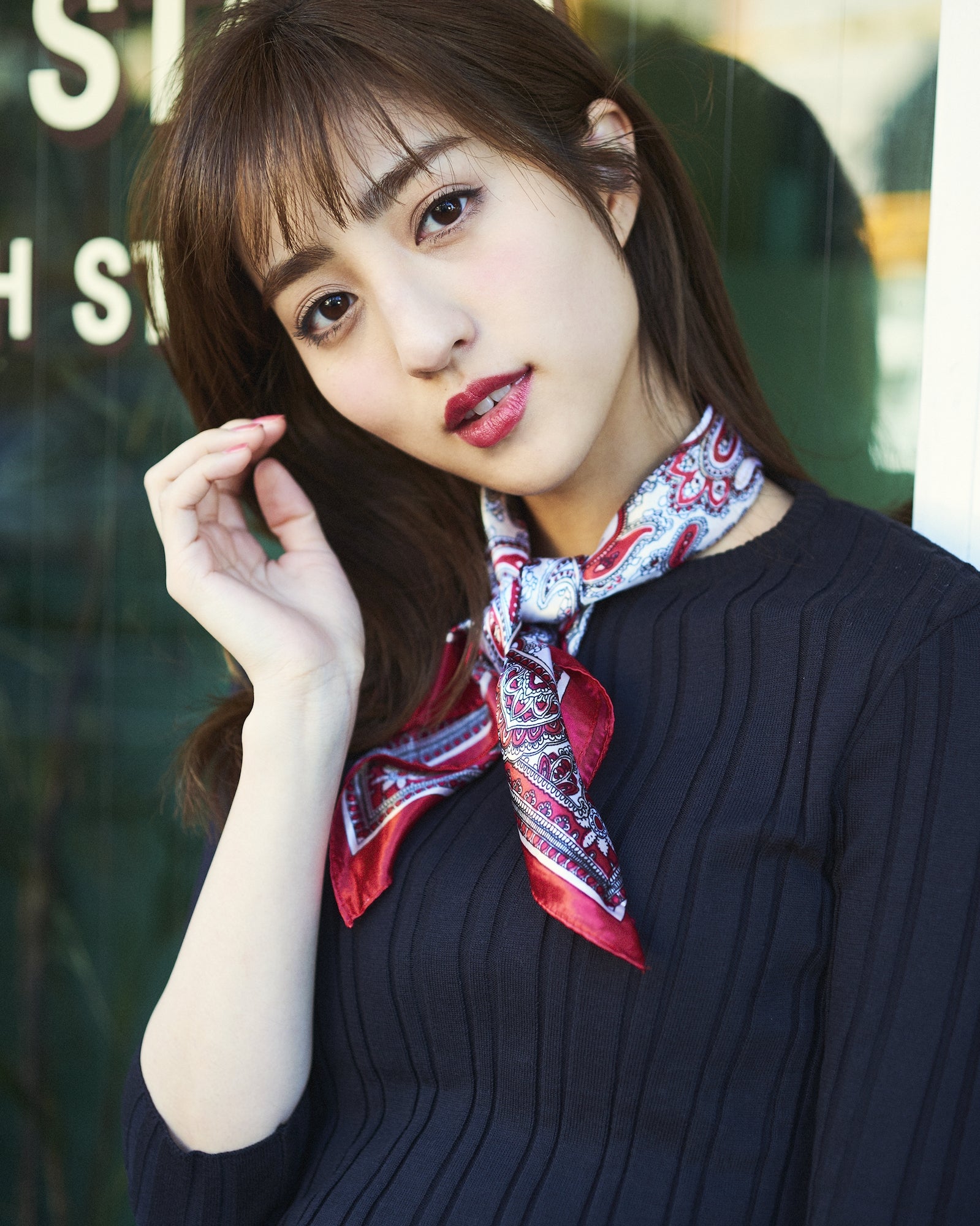 スカーフ￥916／神戸レタス、トップス￥9,000／Johnbull（ジョンブル カスタマーセンター）（C）TOPLOG