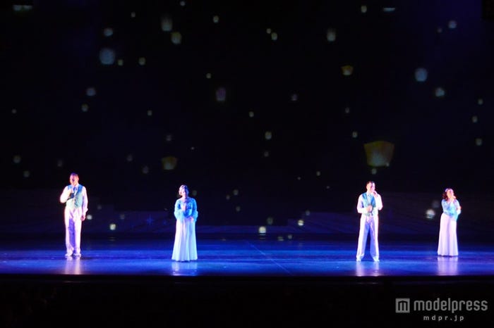 ランタンの光が登る幻想的なシーン/「七夕ウィッシング2014」