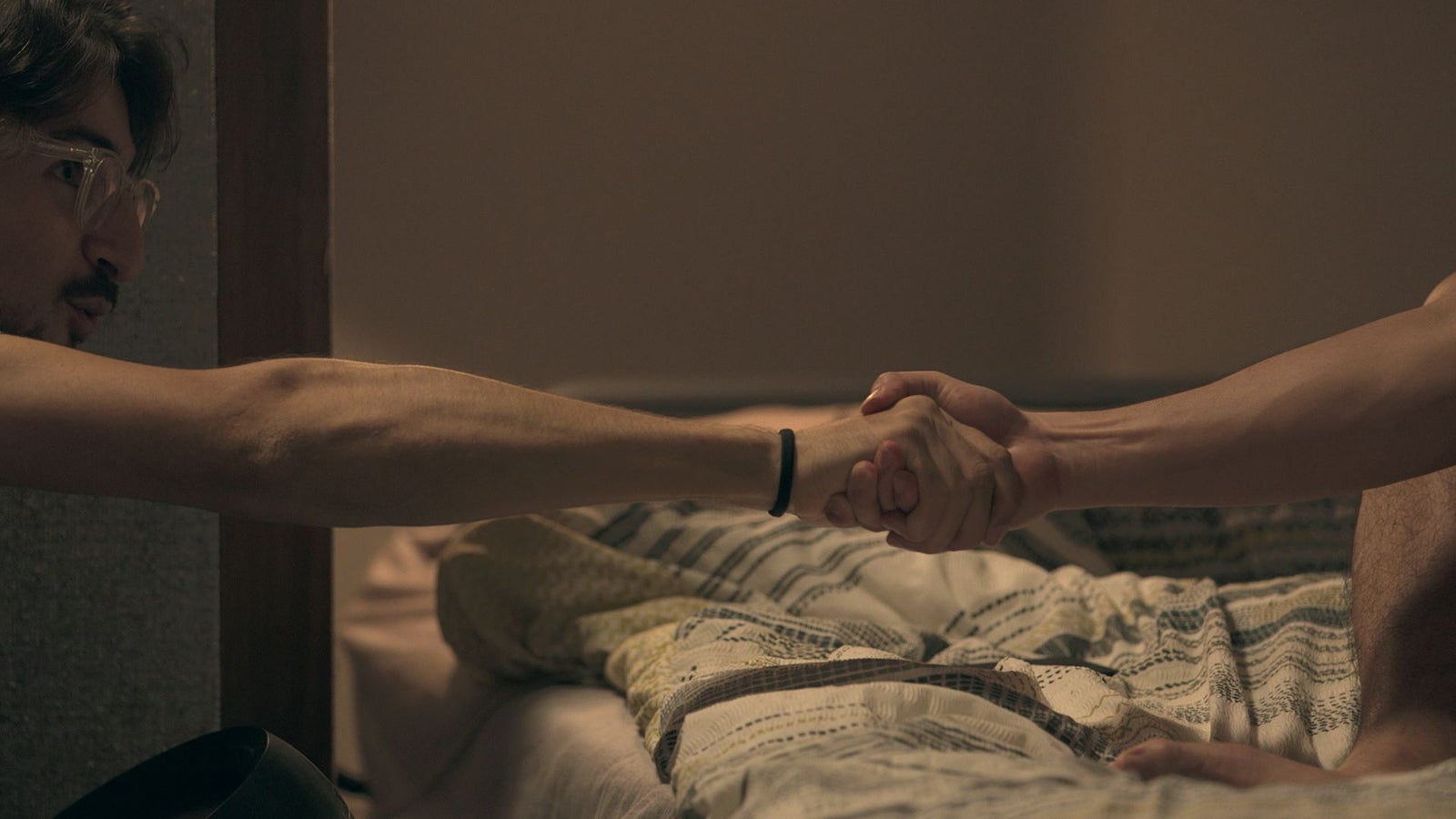 固く握手するジュゼッペと凌「TERRACE HOUSE TOKYO 2019-2020」21st WEEK（C）フジテレビ／イースト・エンタテインメント