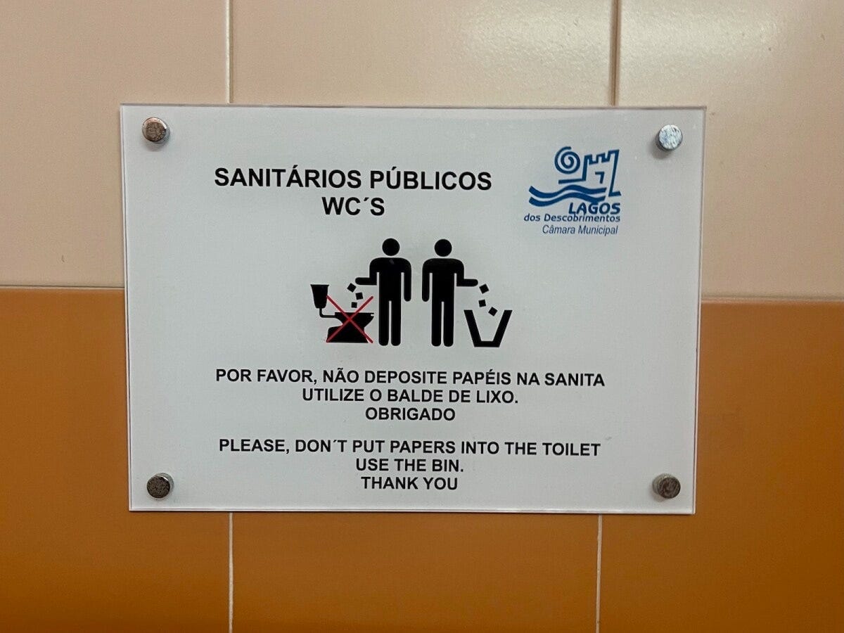 「トイレに紙を流さないで」というトイレのサイン