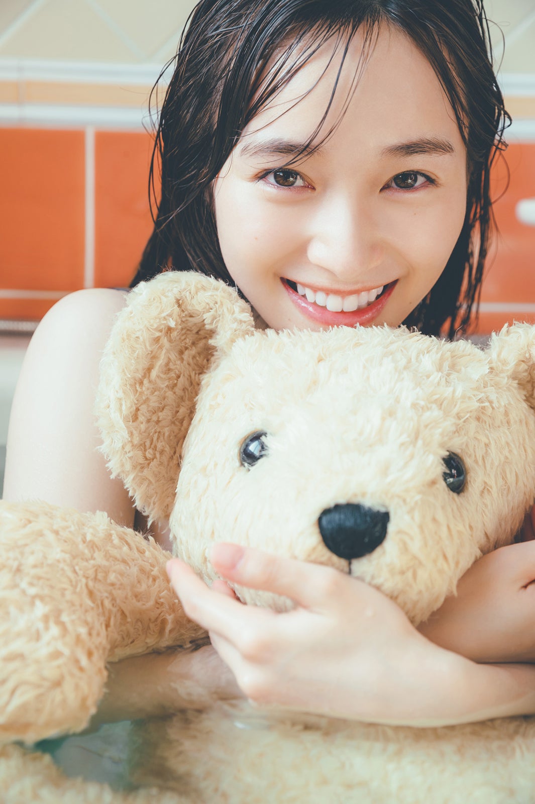 櫻坂守屋麗奈、お風呂カットにドキッ 写真集笑顔のグー、チョキ