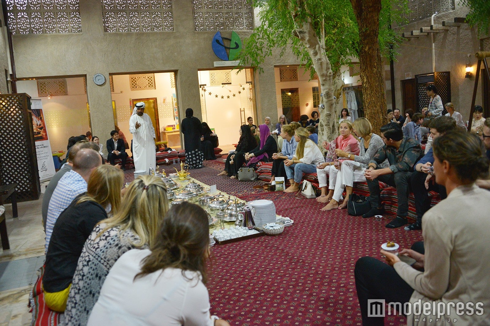 イフタール前にお祈りを…（C）モデルプレス