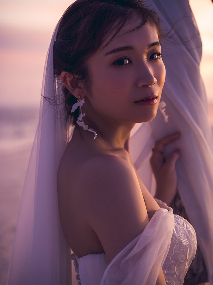 秋元真夏、理想の結婚相手明かす ウエディングドレス姿で「ゼクシィ」表紙登場