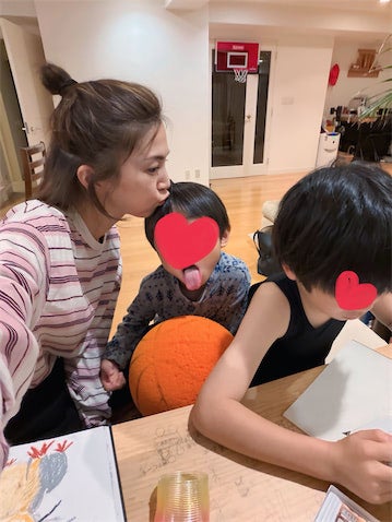 安田美沙子、子どもたちからカーネーションと手描きの絵 "母の日プレゼント"に「宝物だよ」