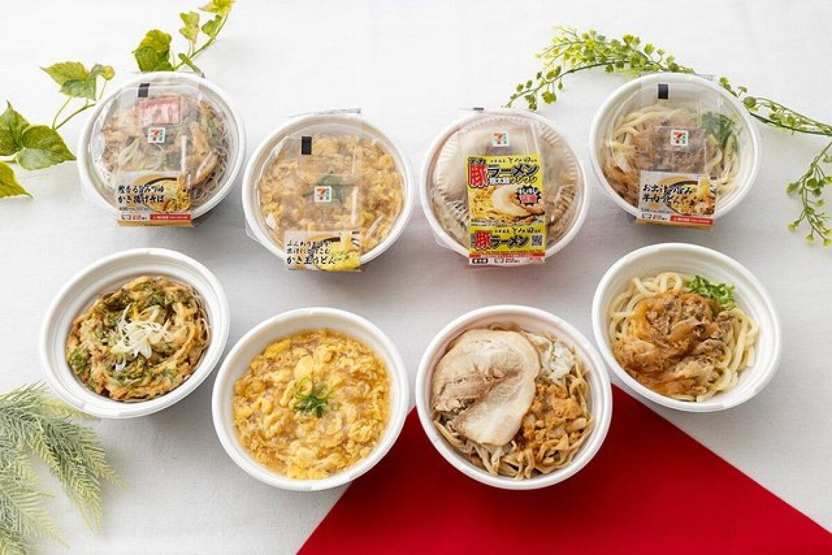 セブンイレブンの温かい麺類5種類が並べられた俯瞰