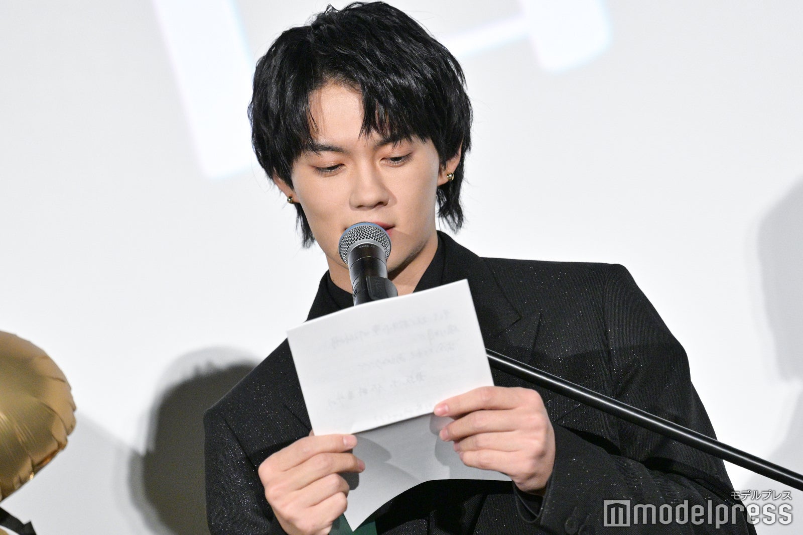 手紙を読む佐野勇斗2（C）モデルプレス