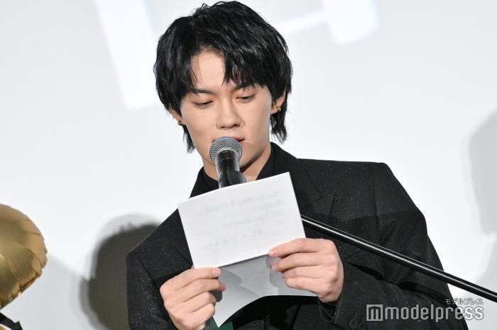 手紙を読む佐野勇斗2(C)モデルプレス