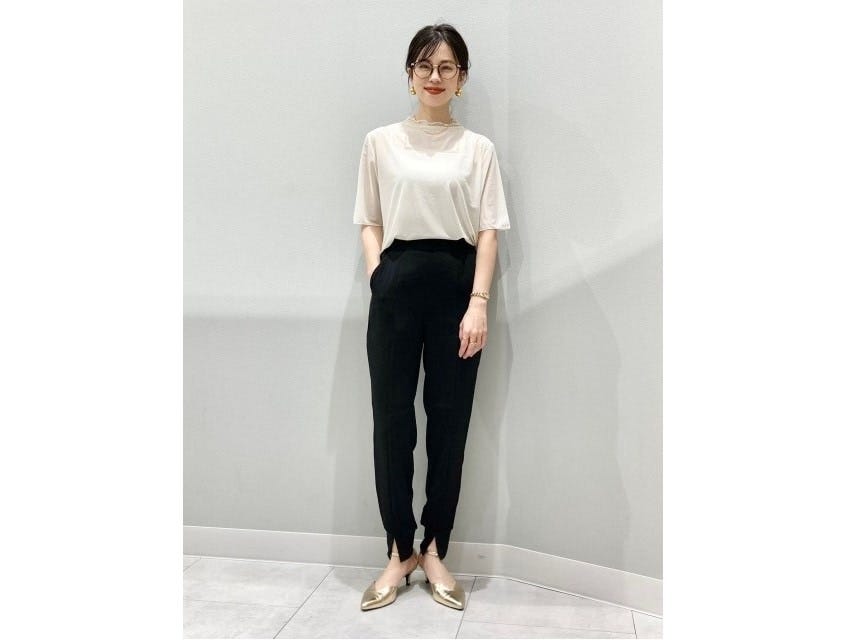 首もとのフリルがフェミニンなポイントに　出典：StyleHint