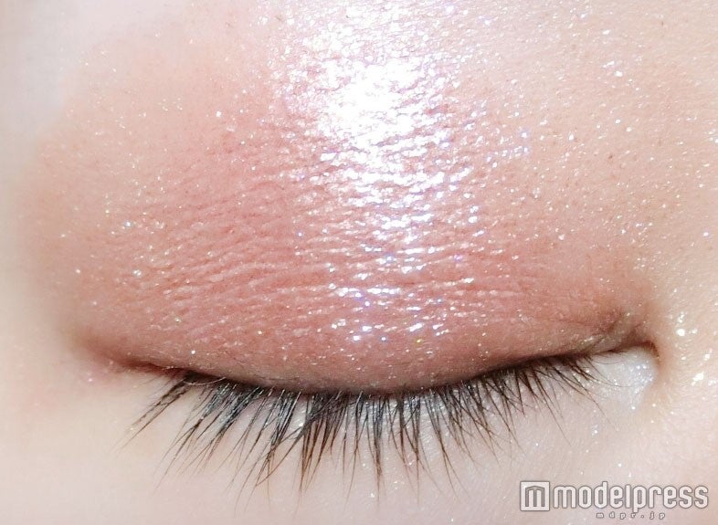 リキッドとグリッター2つの質感でつくる輝きに夢中／写真：mari（C）モデルプレス