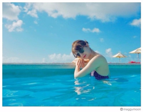 マギー、イケメン弟とバカンス　SEXY水着姿にも反響