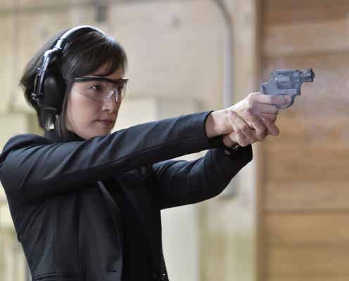 天海祐希の射撃姿がかっこよすぎる!冒頭から異変発生?