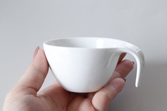 ダイソーのボウル（取っ手付、約9.5cm×7.5cm）のサイズ感