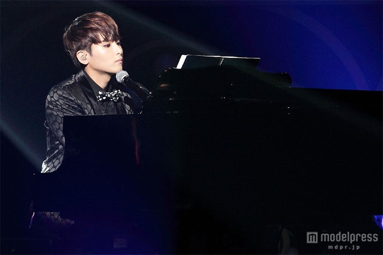 リョウクは見事なピアノの腕前を披露