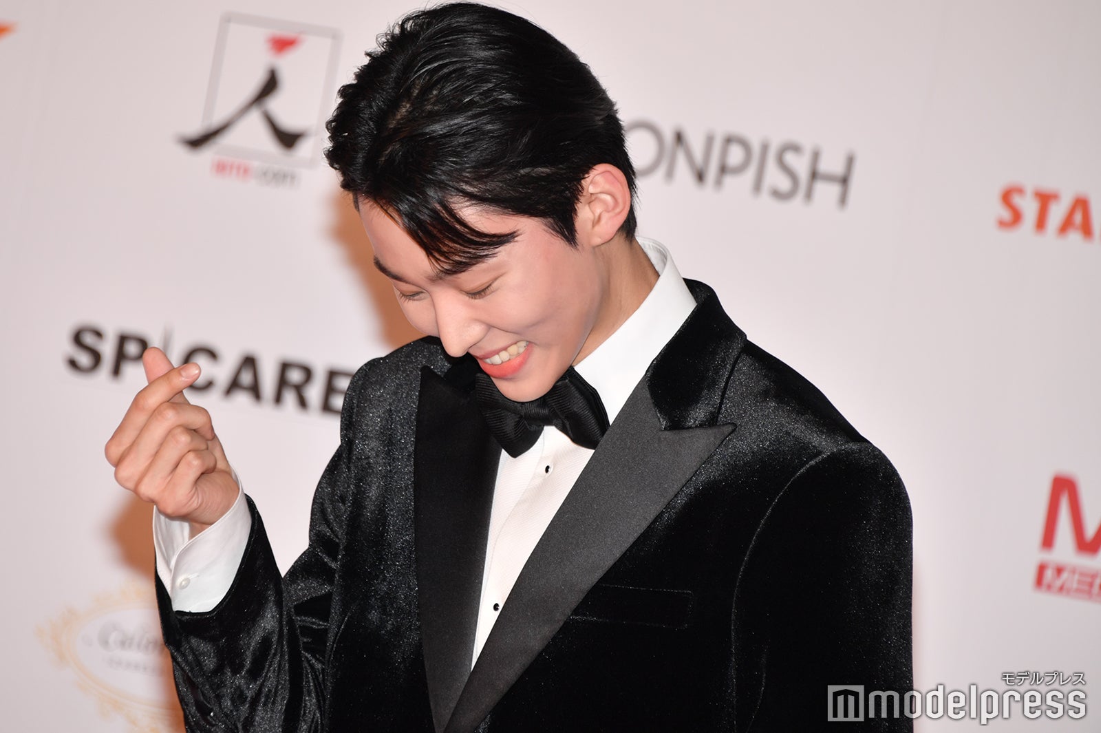 照れながらポーズを決めるソ・ボムジュン （C）モデルプレス