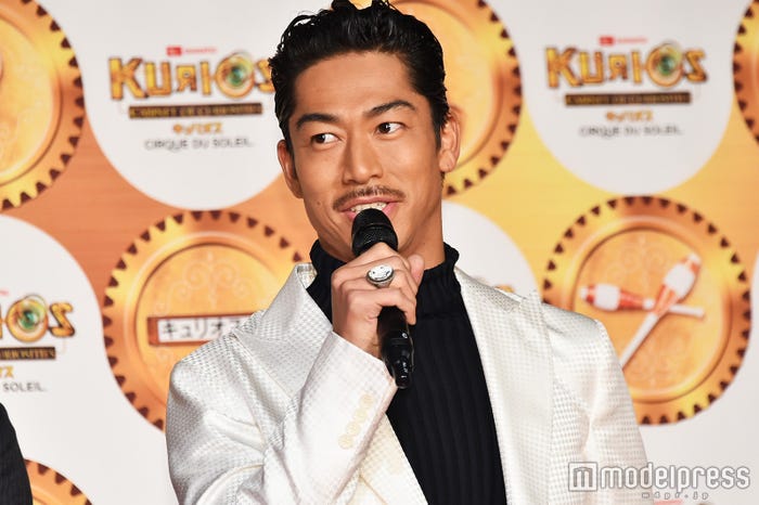 佐藤大樹と世界にトレーニングマシンをプレゼントしたAKIRA (C)モデルプレス