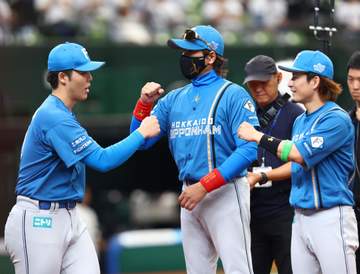 日本ハム 新庄監督が清宮幸太郎をスルー？試合前セレモニーでナインが笑顔に 選手紹介で微動だにせず→おそるおそるタッチの清宮の肩をバシッ