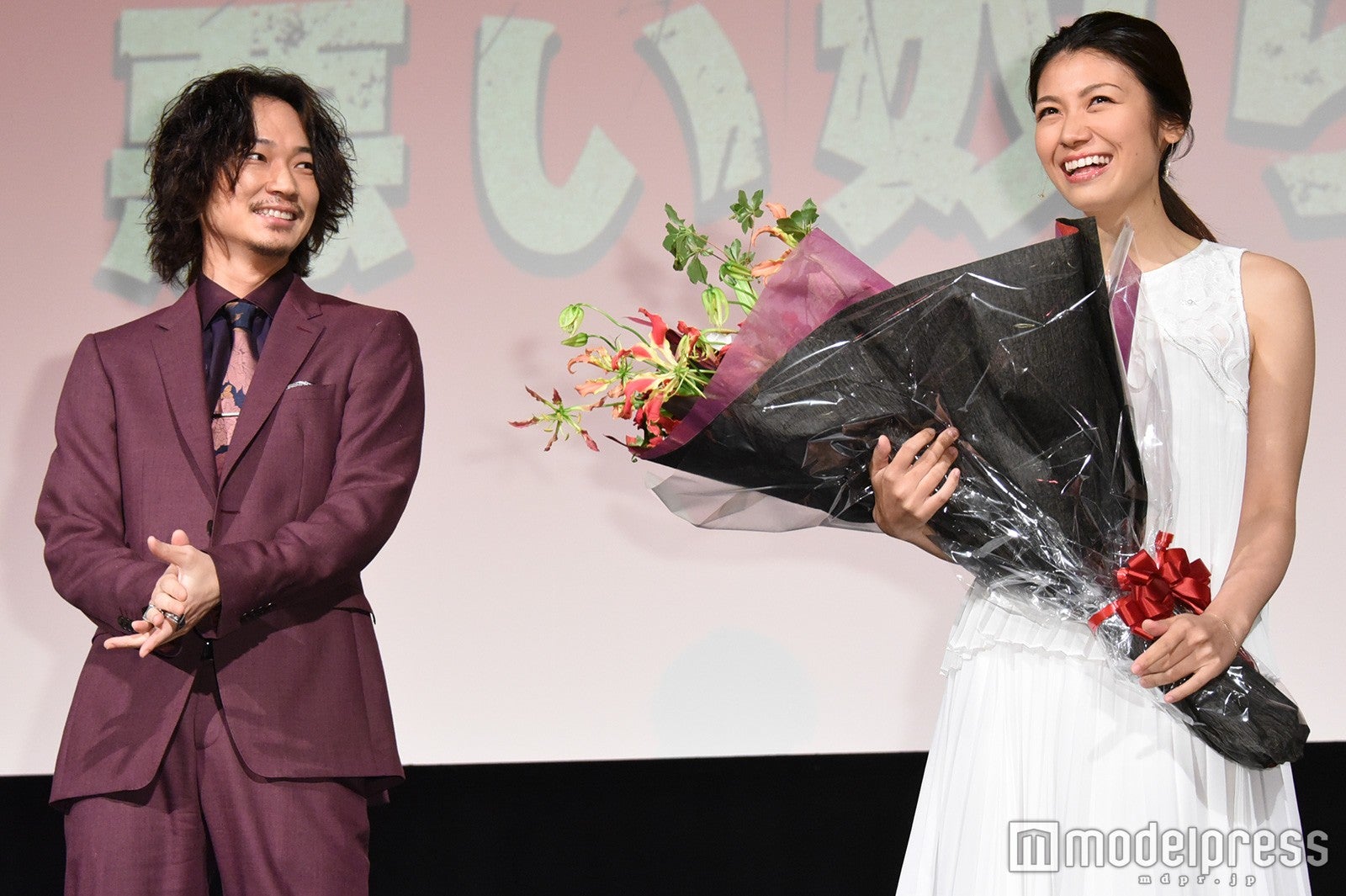 綾野剛、瀧内公美（C）モデルプレス
