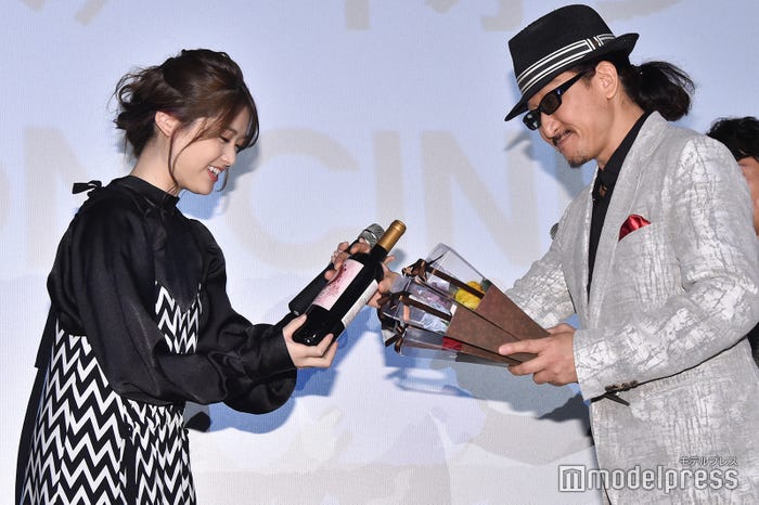 松村沙友理(左) (C)モデルプレス