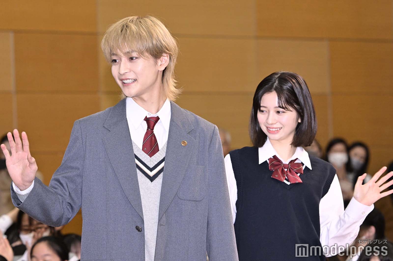 生徒に手を振る高橋文哉、桜田ひより（C）モデルプレス