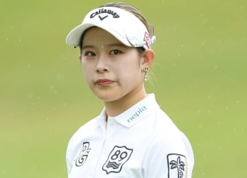 たった1人の卒業式報告 人気ゴルファーがスーツ姿で卒業証書授与「本当にありがとうございます！」 SNS祝福「おめでとう」「これからはプロ100％」