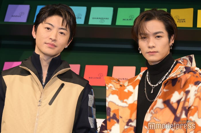 仲良く笑顔を見せる佐野玲於、川村壱馬(C)モデルプレス