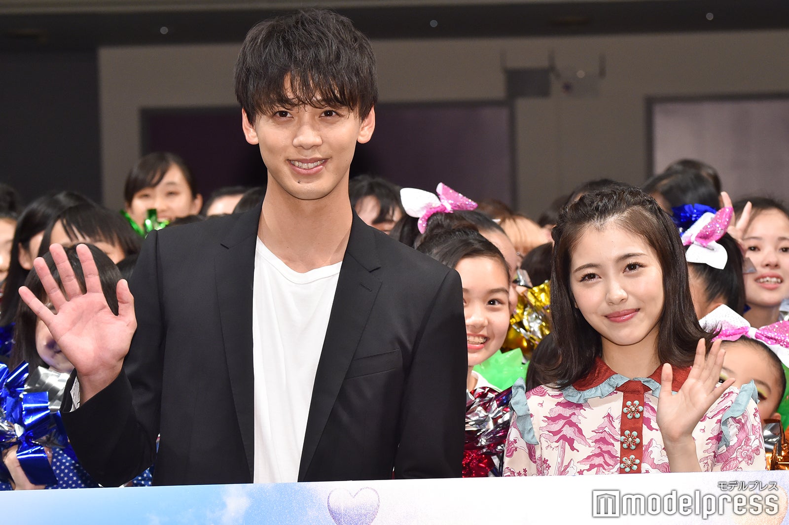 竹内涼真、浜辺美波（C）モデルプレス