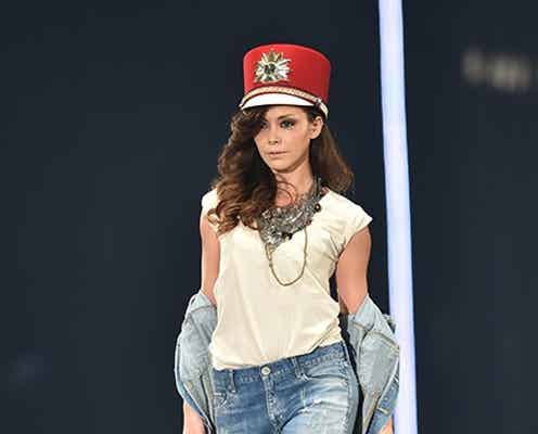 土屋アンナ、デニムonデニムの最旬コーデ披露 セクシーな流し目にうっとり<TGC 2015S/S>