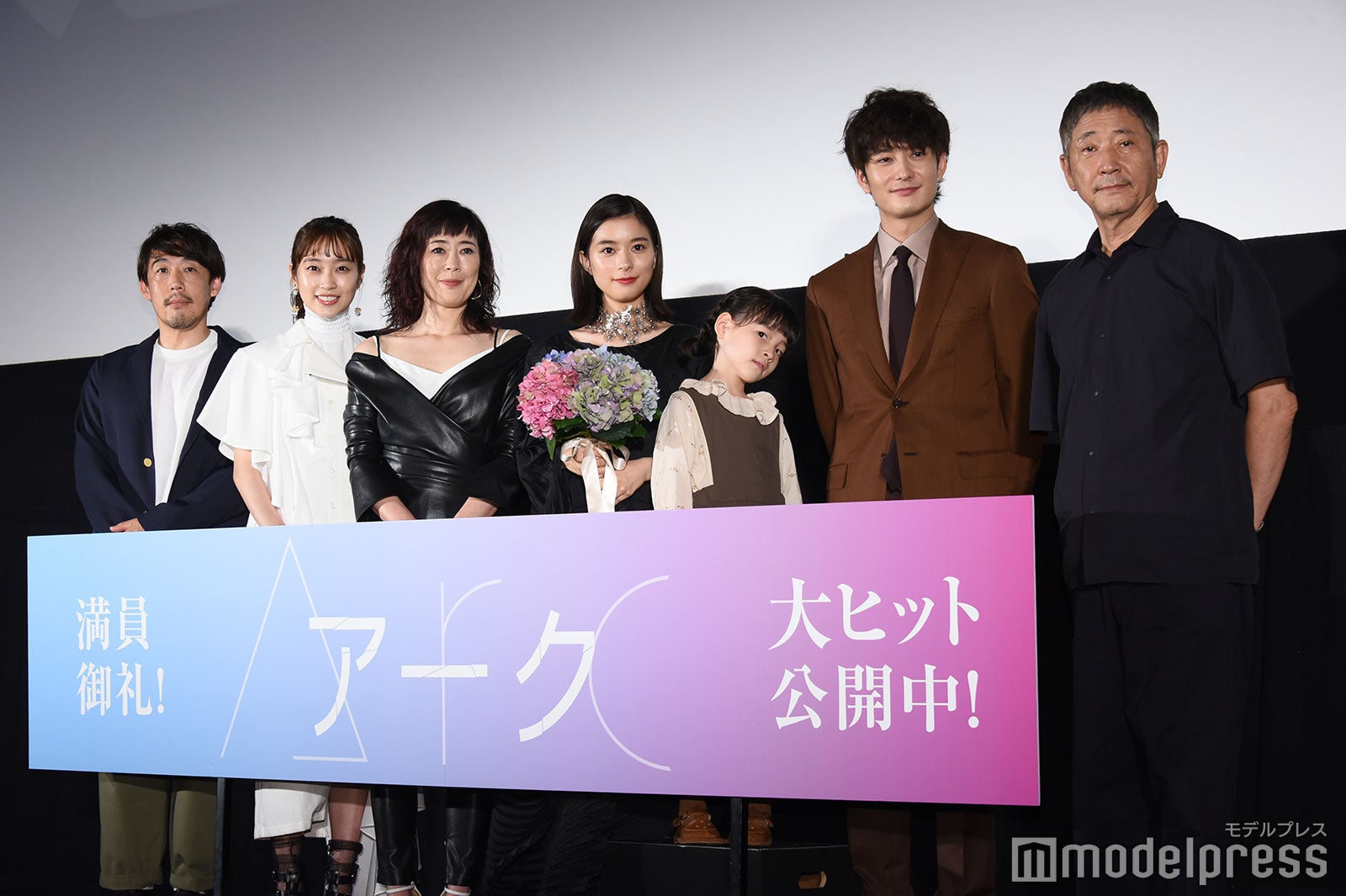 （左から）石川慶監督、清水くるみ、寺島しのぶ、芳根京子、鈴木咲、岡田将生、小林薫（C）モデルプレス