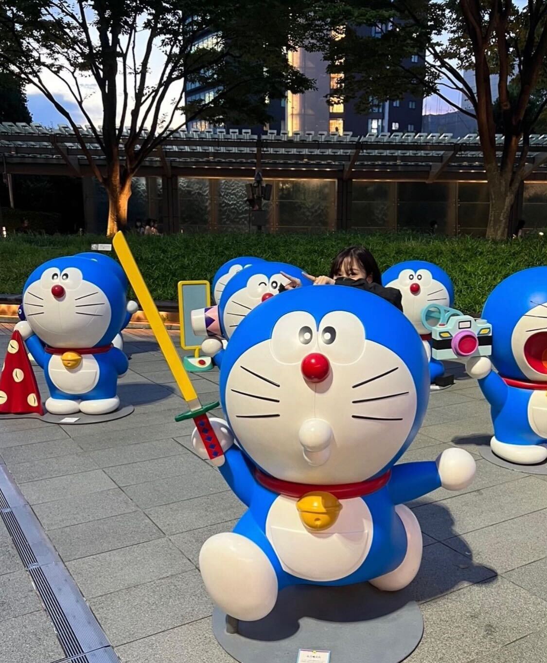 aespaジゼル「ただいま」ドラえもんとの日本満喫ショットに反響「おかえり」「楽しんでて可愛い」