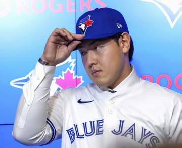 岡本和真がメジャー初安打！ゲレーロJr.がウッキウキで記念球要求→自らMLBスタッフに手渡し チームに愛されている証拠