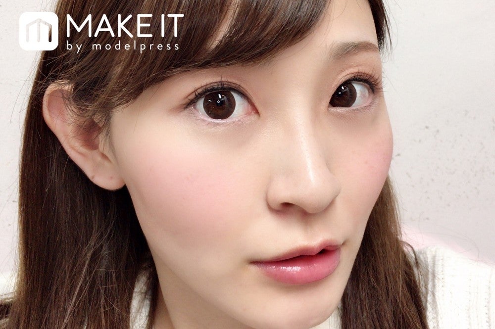 「フローレスグロウ フラッシュブラッシュ パウダー」“05 マンゴープレス”使用 (C)メイクイット