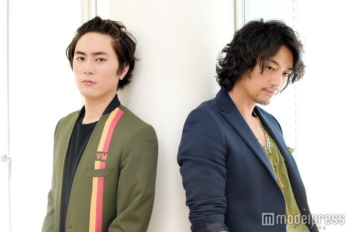 (左から)間宮祥太朗、斎藤工(C)モデルプレス