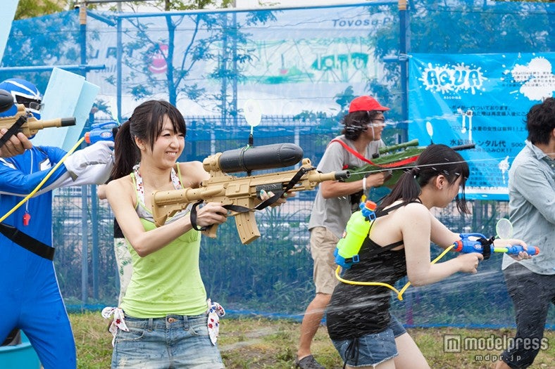 水鉄砲でカラーインクを撃ち合う／画像提供：ASOBIBA