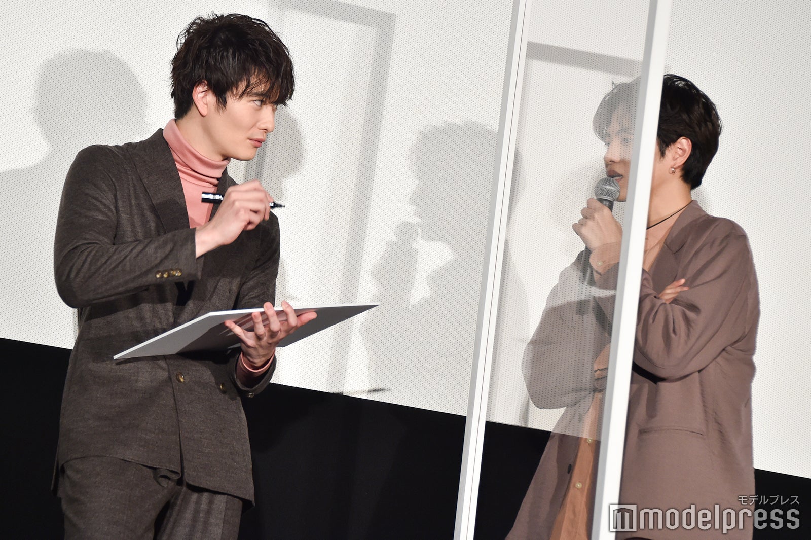 岡田将生にハッシュタグを教える志尊淳 （C）モデルプレス