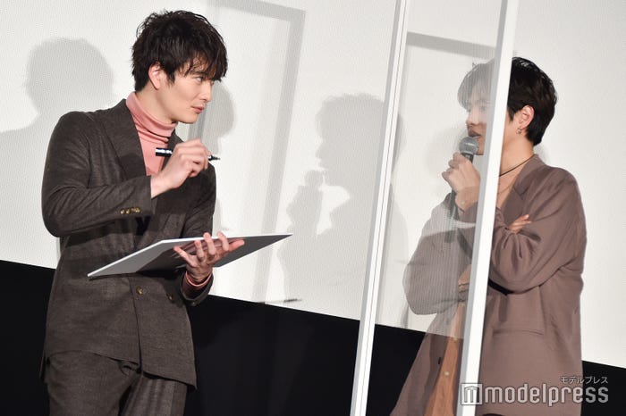 岡田将生にハッシュタグを教える志尊淳 (C)モデルプレス