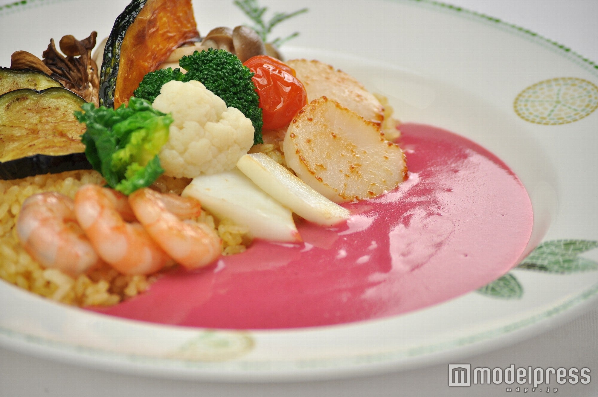 ピンク色の秘密はホワイトカレーに混ぜ込んだ“ビーツ”の色／「シーフードと緑黄色野菜のピンクカレー」
1，800円（税込）／画像提供：ザ・プリンス箱根芦ノ湖