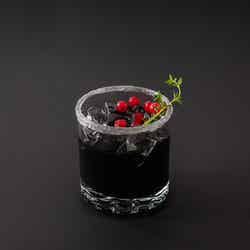 【YEONJUN】Black Cassis Tea 税込990円(C)BIGHIT MUSIC & HYBE. All Rights Reserved.