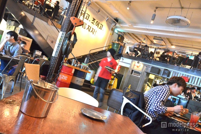 韓国イケメンが勢揃いの“工場カフェ”が女性の間で話題に