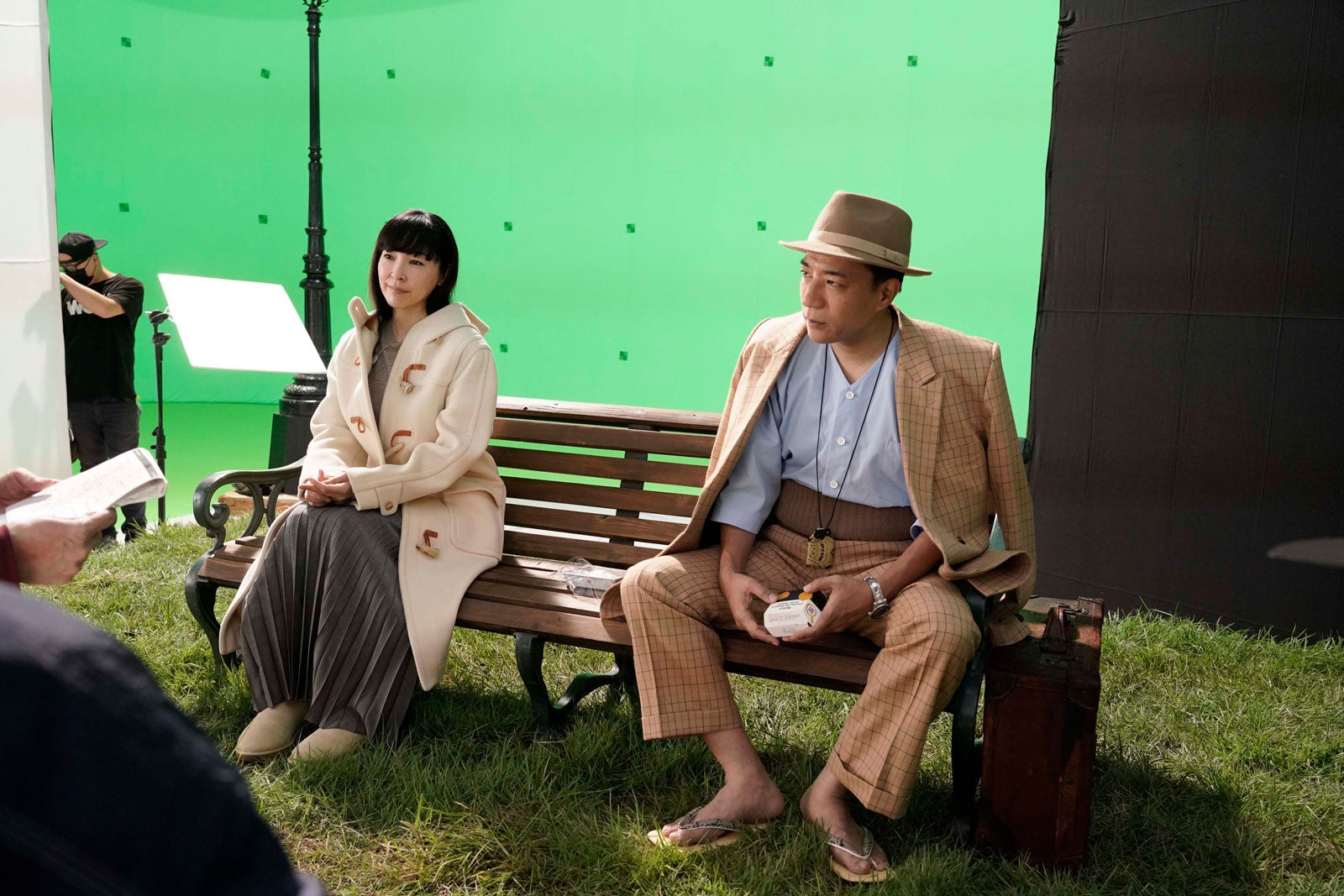 麻生久美子、塙宣之／新TVCM「スパイシーチキンマックナゲット黒胡椒ガーリック『大人はつらいよ登場』篇」メイキングより（提供写真）