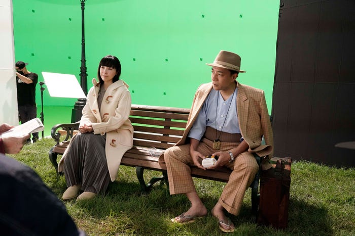 麻生久美子、塙宣之/新TVCM「スパイシーチキンマックナゲット黒胡椒ガーリック『大人はつらいよ登場』篇」メイキングより(提供写真)