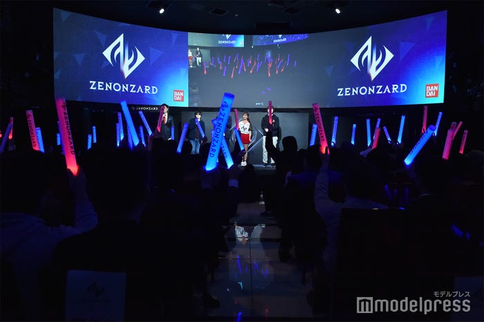 佐野ひなこ(中央)/イベントの様子(C)モデルプレス