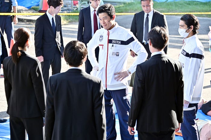 鈴木亮平、賀来賢人(C)TBS