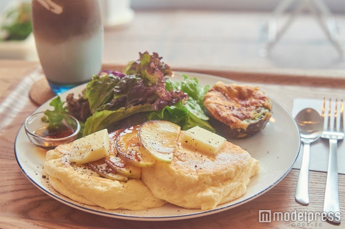 カフェでいただけるお店自慢のふわふわパンケーキ、キャラメリゼした林檎がナイスアクセント(C)モデルプレス