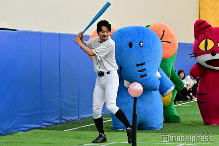 ユニフォーム姿でバッティングを披露した水上恒司(C)モデルプレス